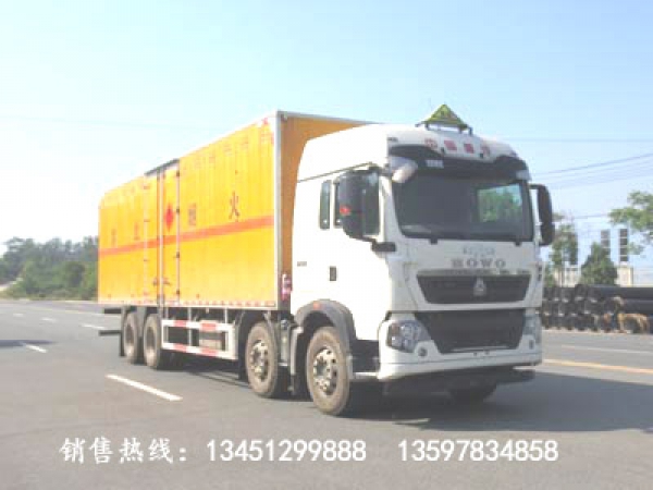 重汽前四后八易燃液體廂式運輸車(國六)